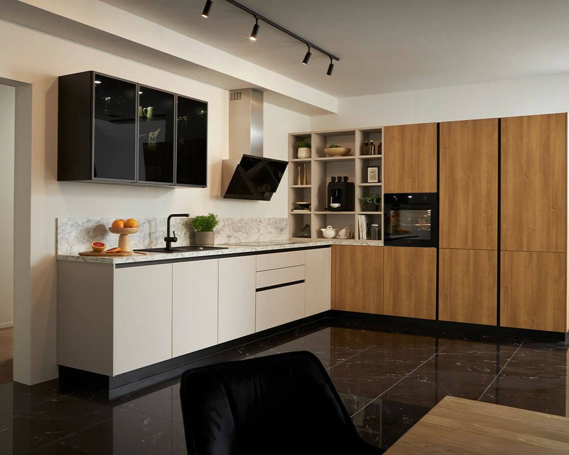 Sandfarbene Contur L-K&uuml;che mit Holzelementen in modernem Design.