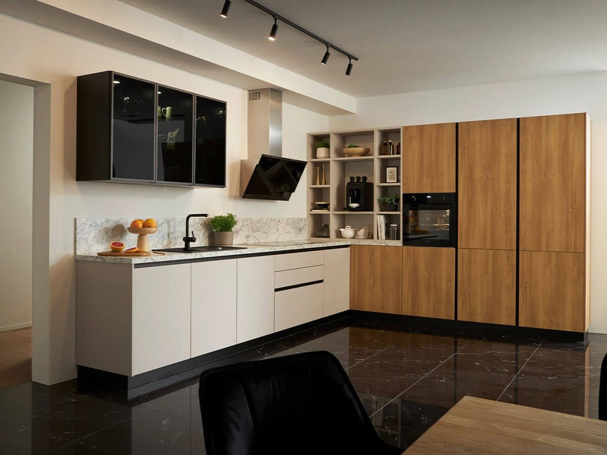 Sandfarbene Contur L-Küche mit Holzelementen in modernem Design.