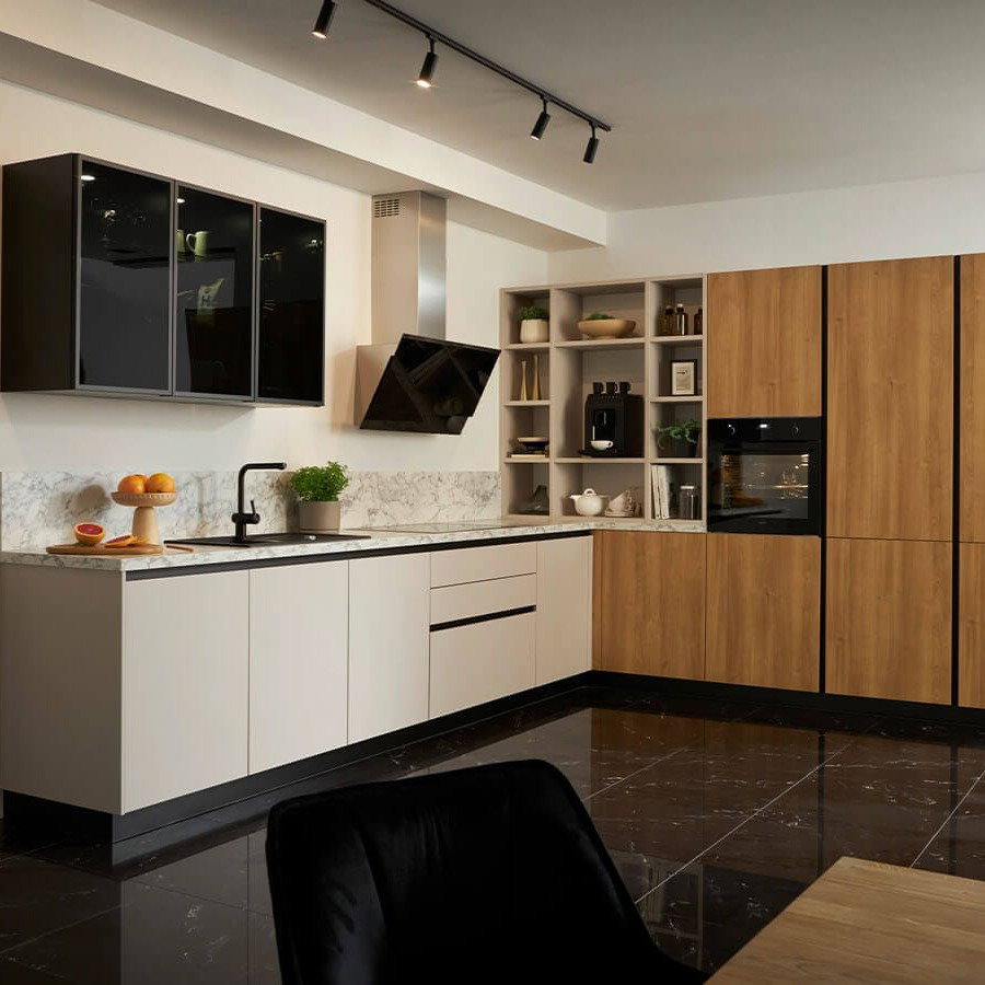 Sandfarbene Contur L-Küche mit Holzelementen in modernem Design.