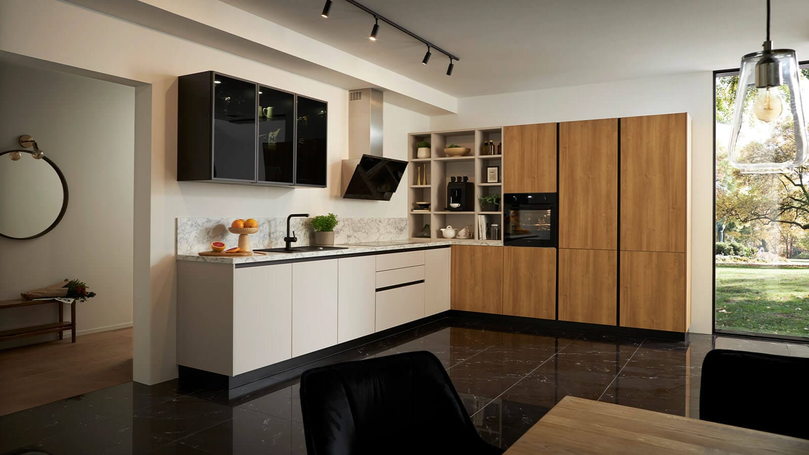 Sandfarbene Contur L-Küche mit Holzelementen in modernem Design.
