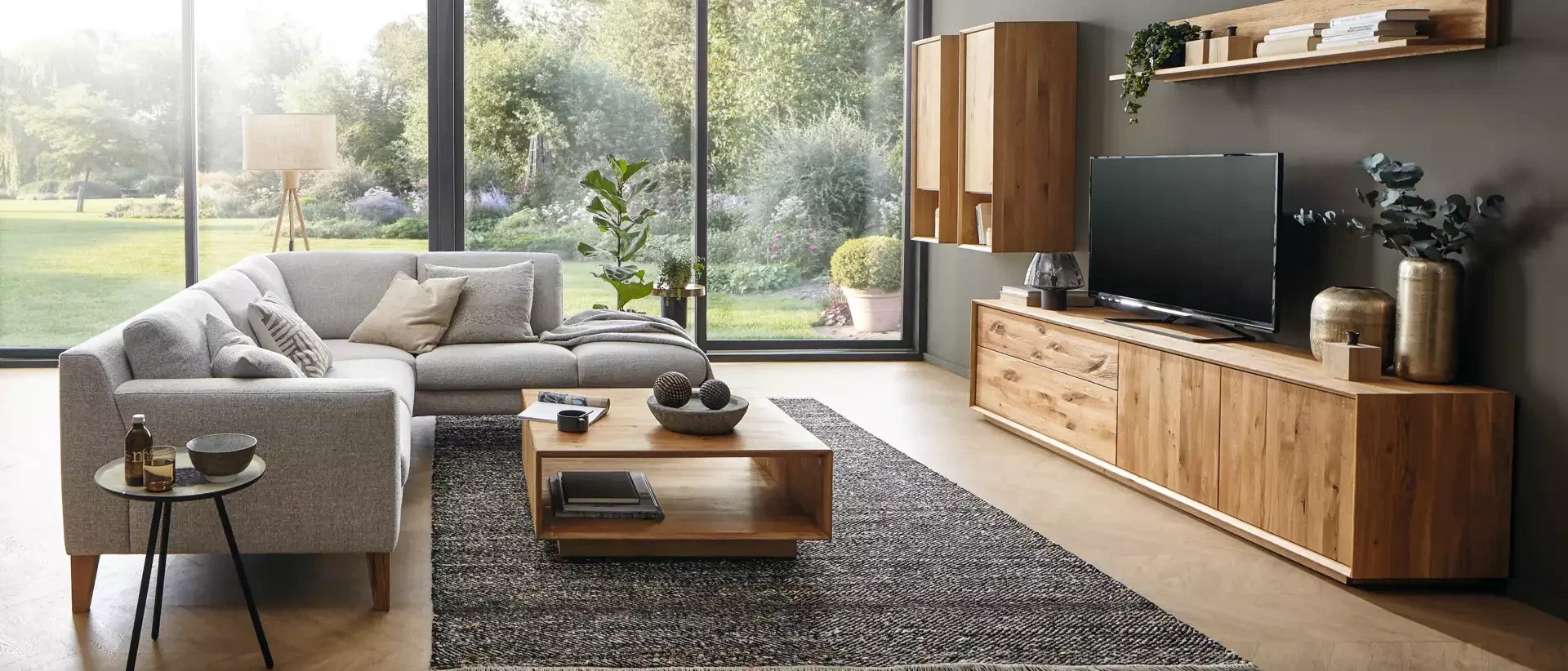 Gemütliches Wohnzimmer im Spätherbst, gemütliches Wohnzimmer, Wohnzimmereinrichtung, helles Wohnzimmer in Naturfarben und großen Fenstern