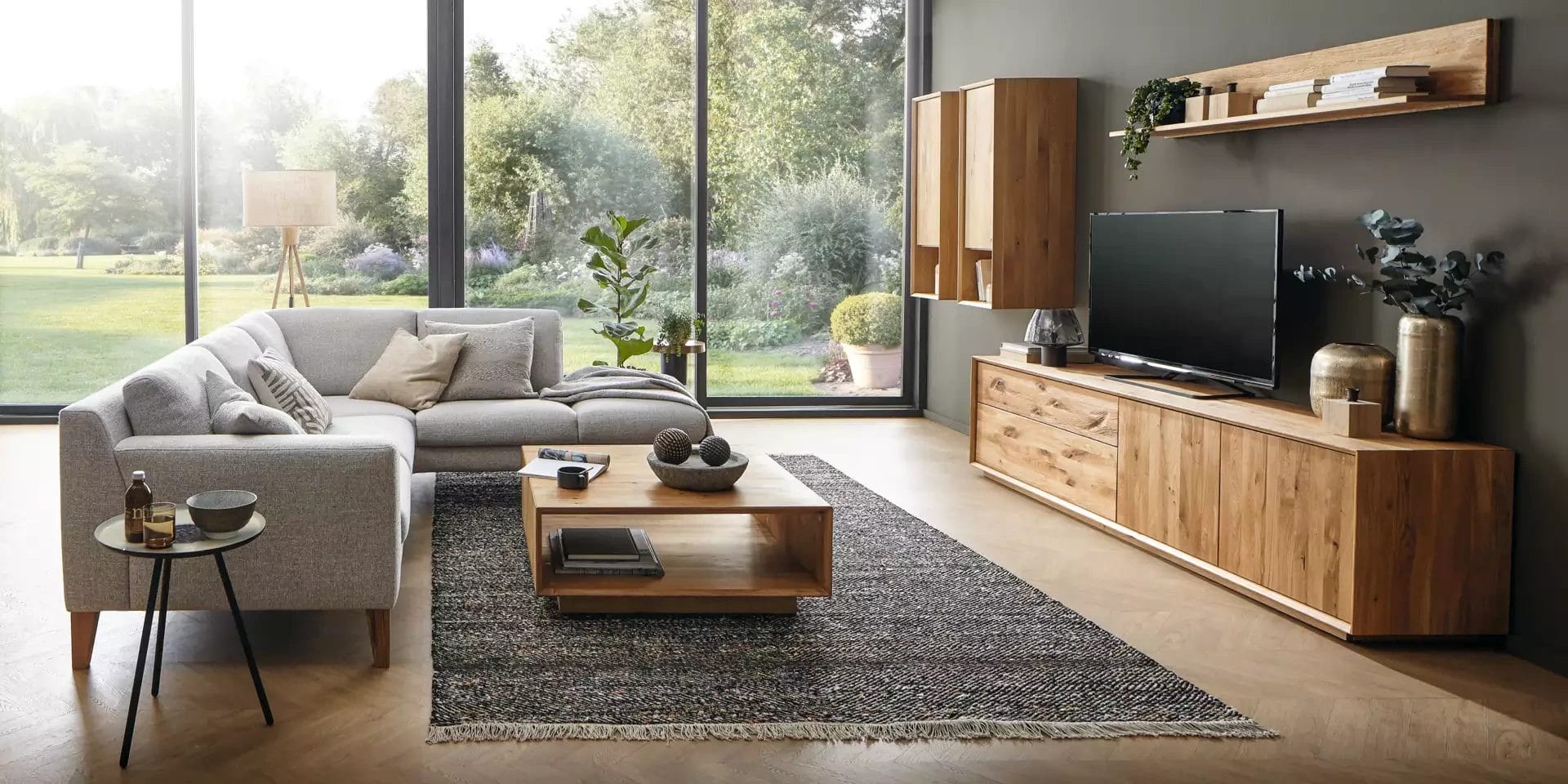 Gemütliches Wohnzimmer im Spätherbst, gemütliches Wohnzimmer, Wohnzimmereinrichtung, helles Wohnzimmer in Naturfarben und großen Fenstern