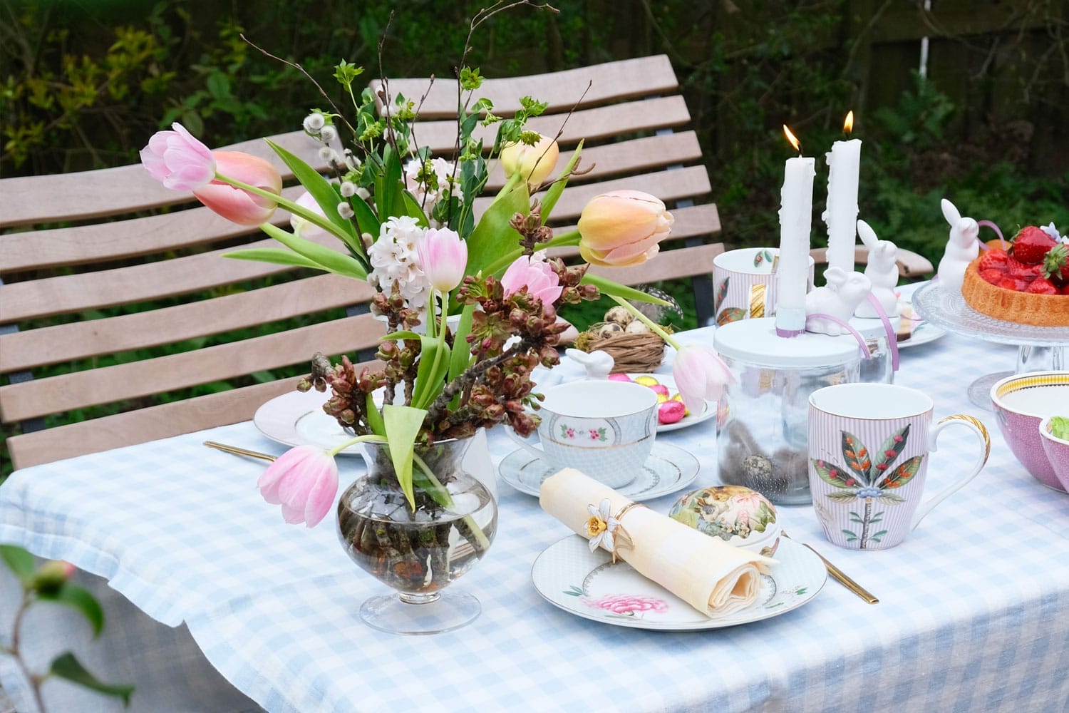 Geburtstagstisch, Geburtstagskind, Familie, Schönes Zuhause als großer Mensch, Blumenstraußinspiration für daheim,