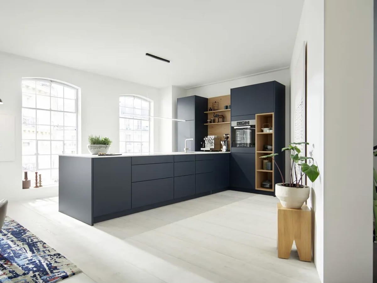 Contur&reg; 54.160 K&uuml;chenzeile in Tiefblau Samtmatt mit modernen Miele-Ger&auml;ten und stilvollem Design