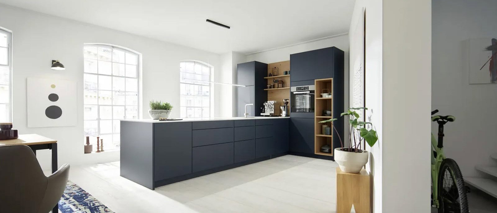Contur&reg; 54.160 K&uuml;chenzeile in Tiefblau Samtmatt mit modernen Miele-Ger&auml;ten und stilvollem Design