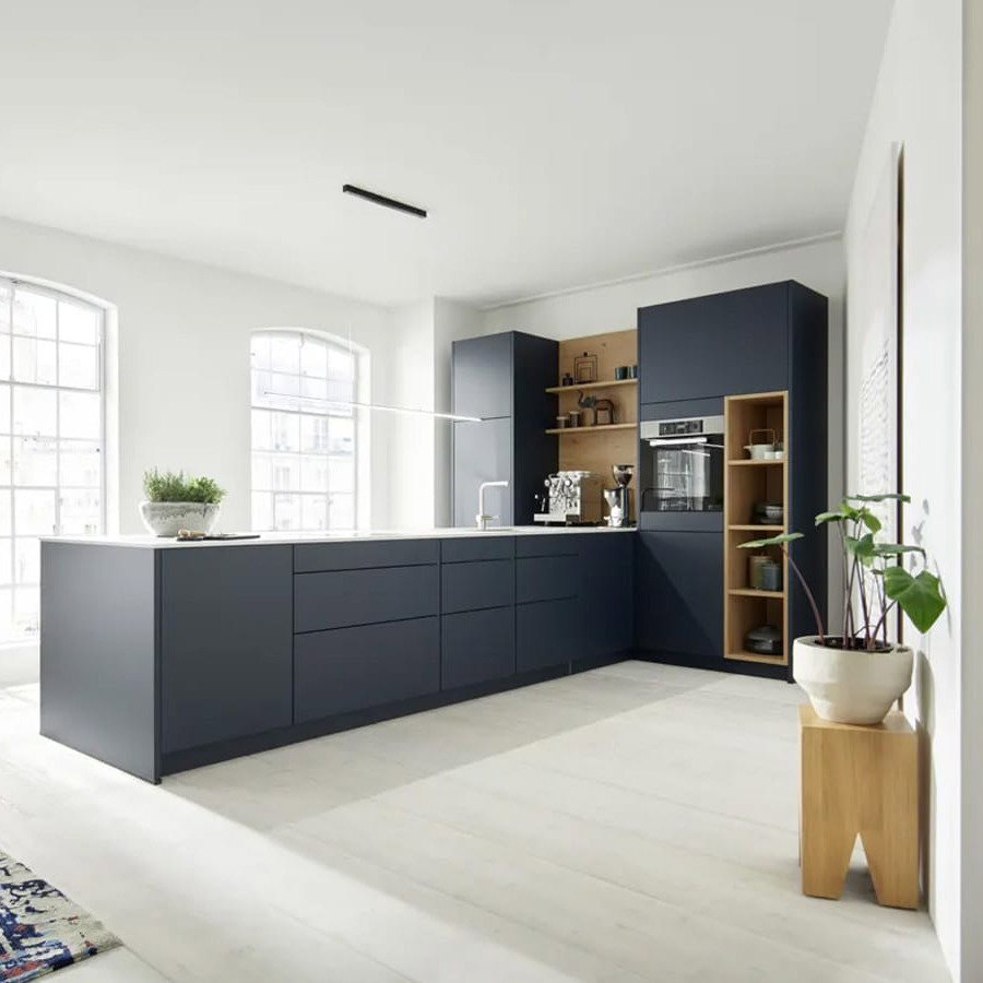 Contur® 54.160 Küchenzeile in Tiefblau Samtmatt mit modernen Miele-Geräten und stilvollem Design