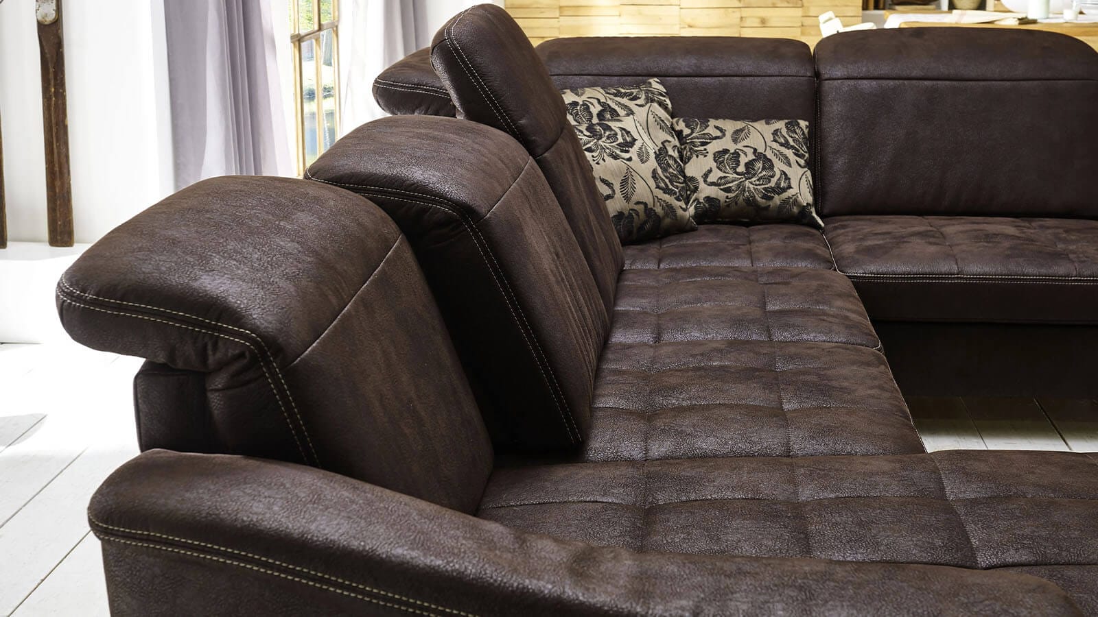 Wohnlandschaft - Longchair links mit 2,5-Sitzer und Ecke rechts, Kopfteil verstellbar, Stoff, Mocca – Bild 3