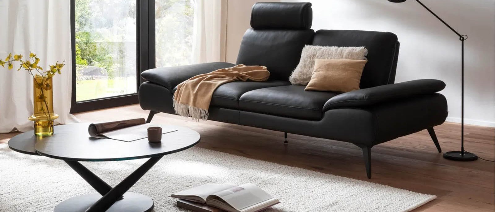 Ledersofa schwarz, ledermöbel pflegen, lederpflege,