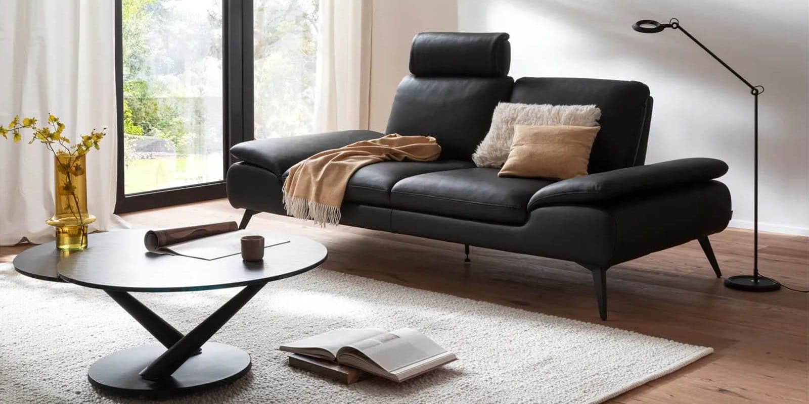 Ledersofa schwarz, ledermöbel pflegen, lederpflege,