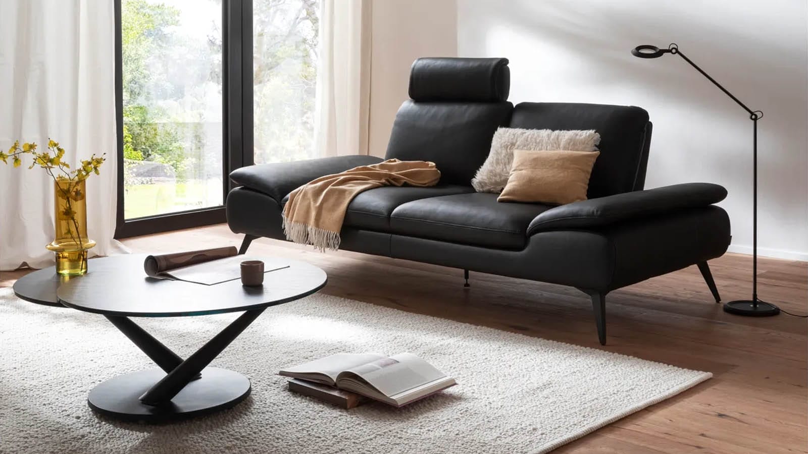 Ledersofa schwarz, ledermöbel pflegen, lederpflege,