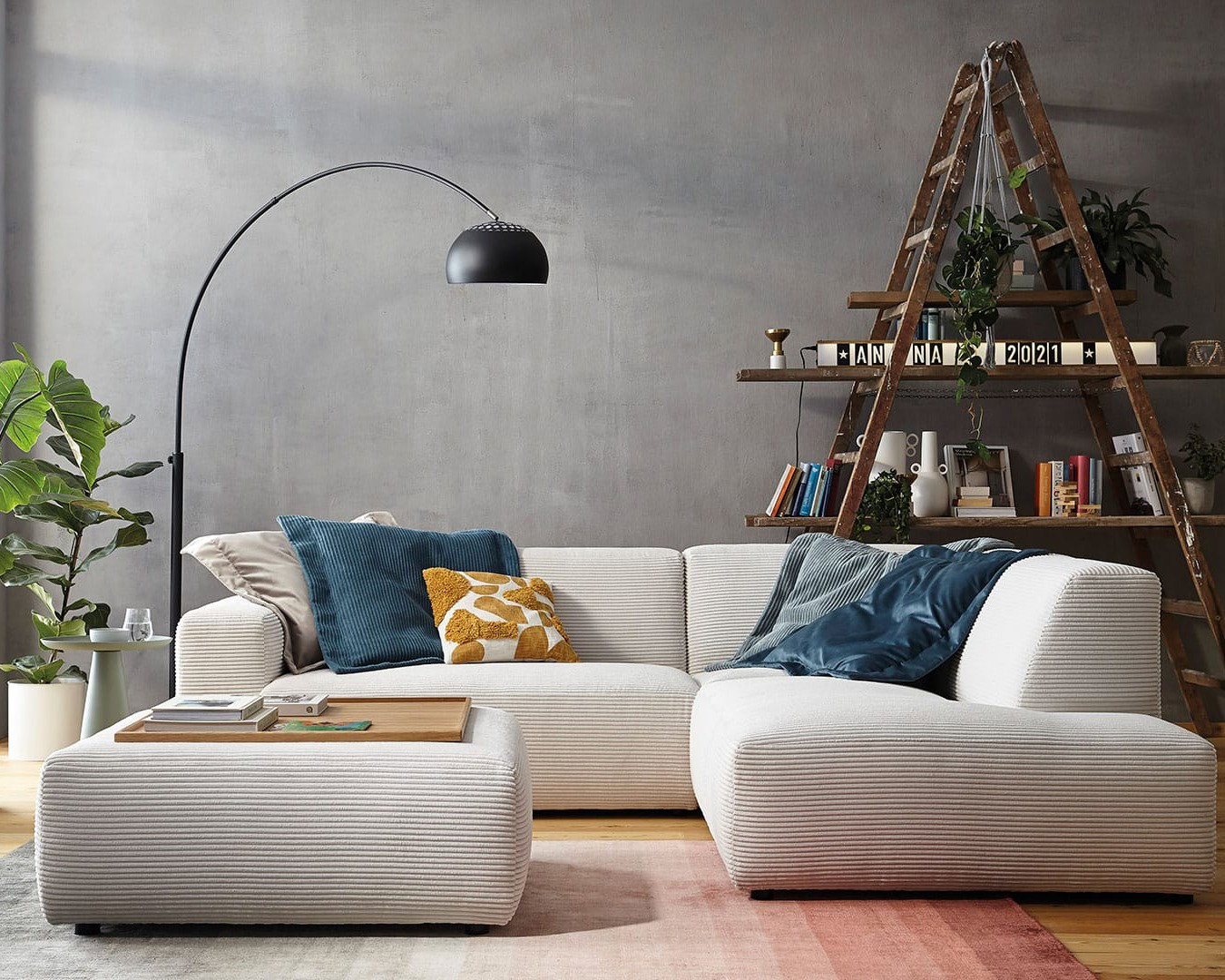 Modernes Wohnzimmer mit großem Stoffsofa als Inspiration für den Sofakauf und die richtige Sofaauswahl.