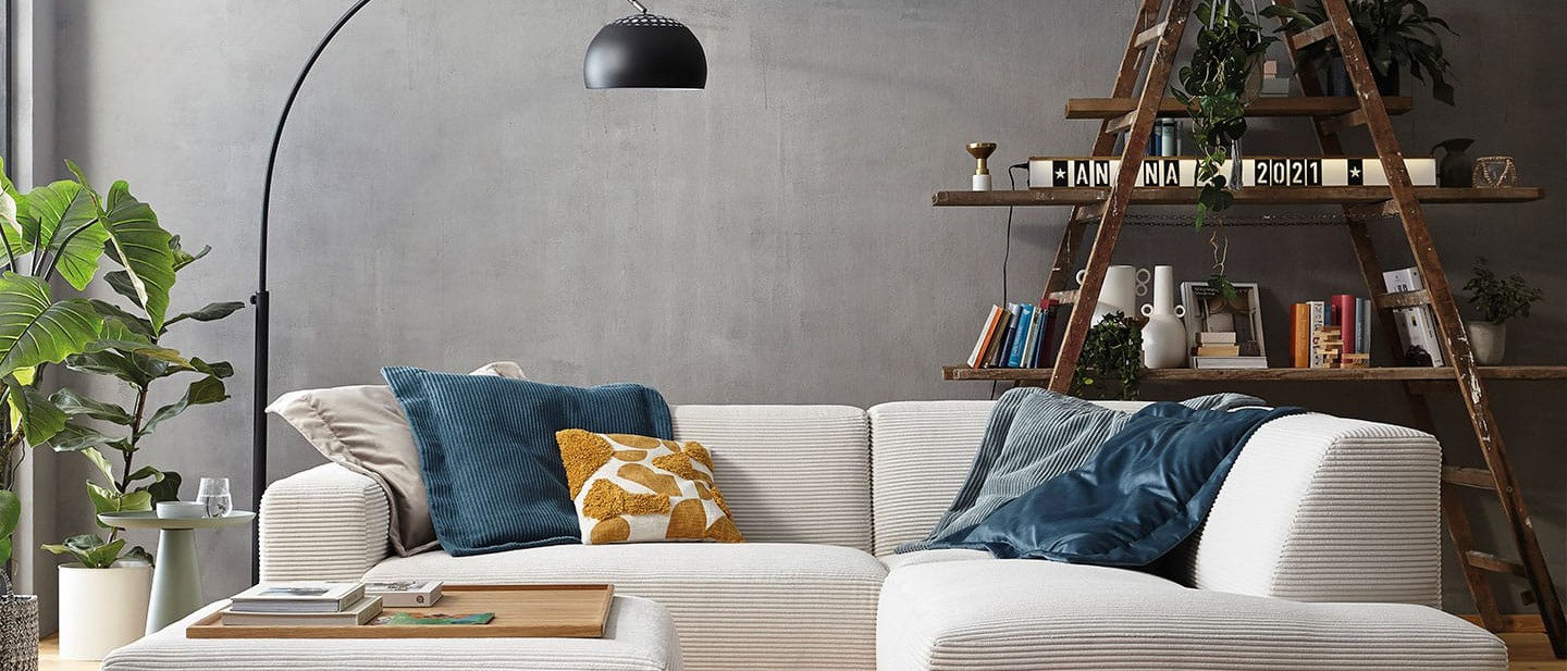 Modernes Wohnzimmer mit großem Stoffsofa als Inspiration für den Sofakauf und die richtige Sofaauswahl.