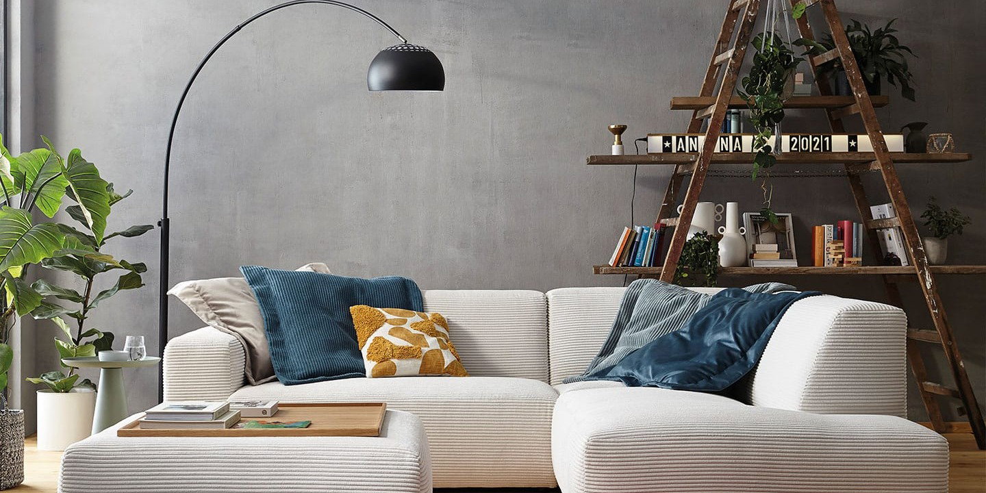 Modernes Wohnzimmer mit gro&szlig;em Stoffsofa als Inspiration f&uuml;r den Sofakauf und die richtige Sofaauswahl.