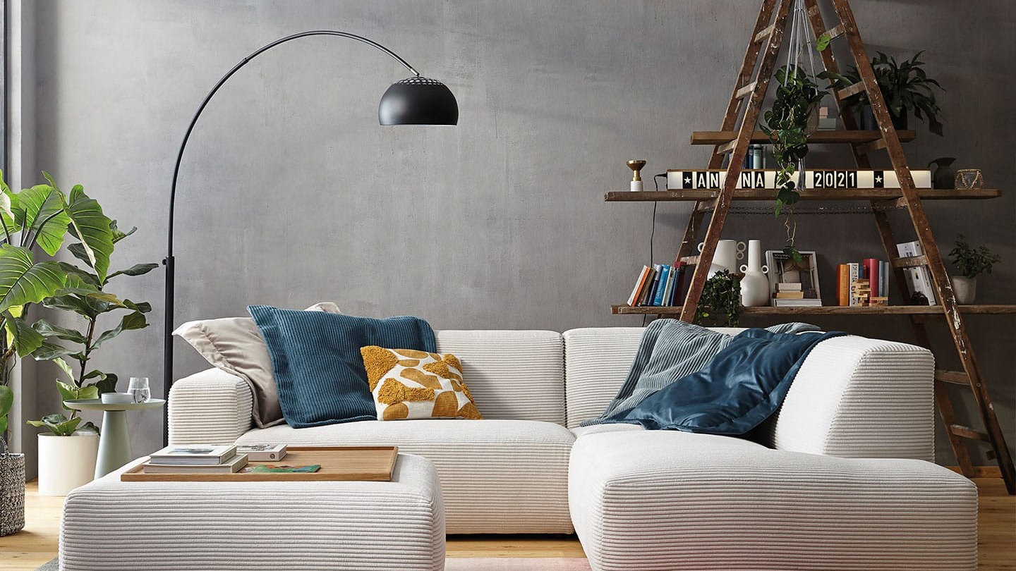 Modernes Wohnzimmer mit großem Stoffsofa als Inspiration für den Sofakauf und die richtige Sofaauswahl.