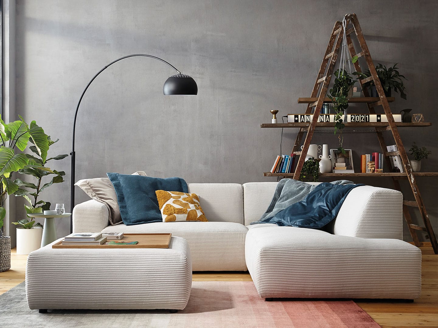Modernes Wohnzimmer mit großem Stoffsofa als Inspiration für den Sofakauf und die richtige Sofaauswahl.