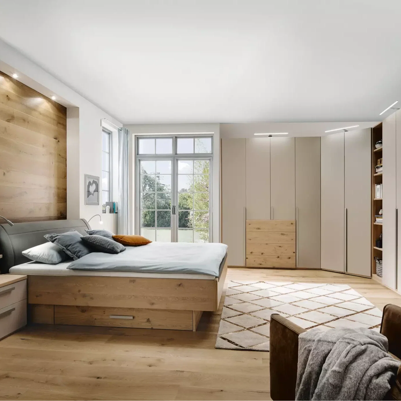 Wer die erste Wohnung einrichten möchte, sollte bei der Wahl des Bettes besonders auf Qualität achten. Ein stabiles Massivholzbett mit zeitlosem Design bildet die Grundlage für guten Schlaf und begleitet viele Jahre – ein wichtiger Bestandteil der Erstausstattung einer Wohnung.