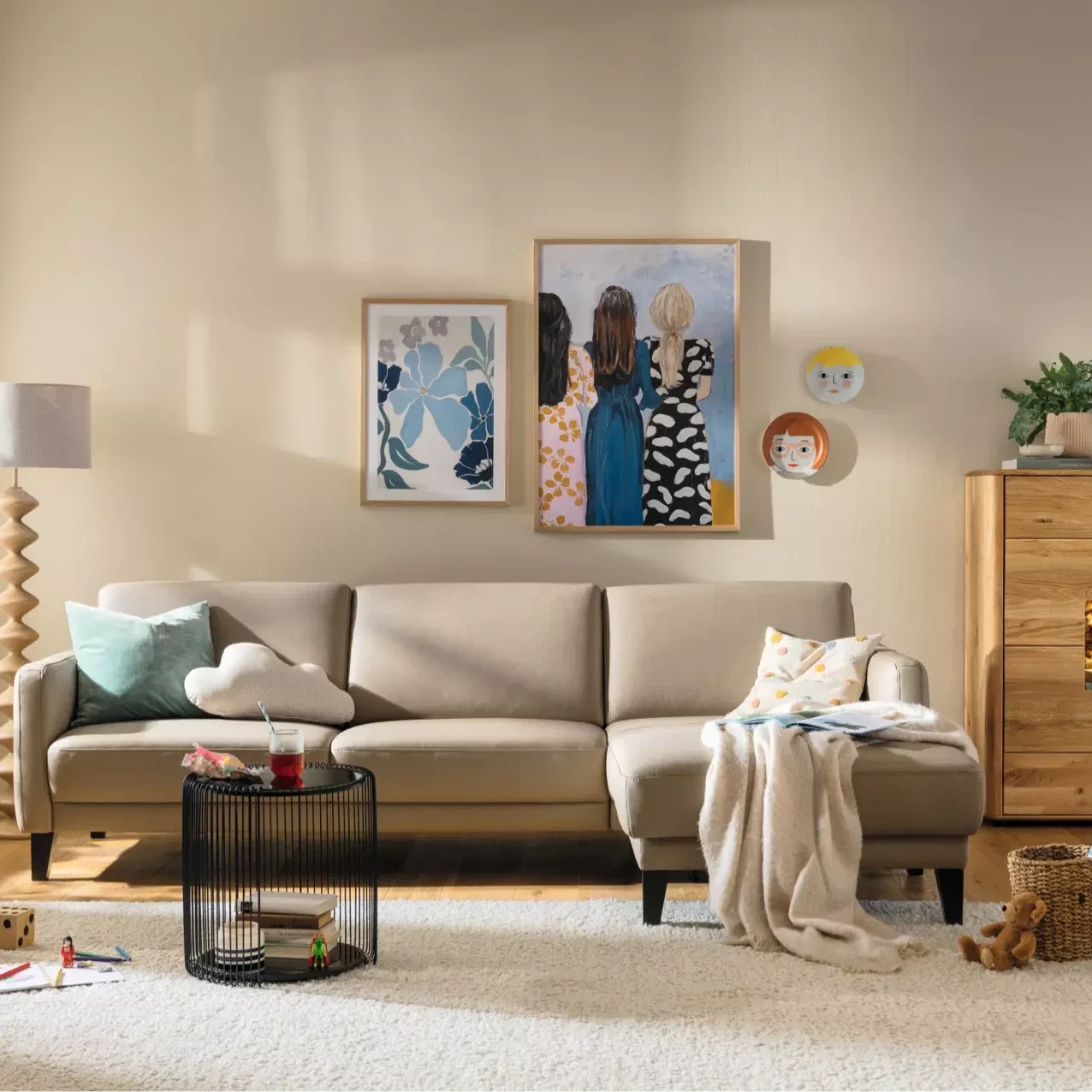 Gemütliches Wohnzimmer mit hellem Sofa, Holzmöbeln und warmem Licht – Beispiel für den einladenden, natürlichen Nurturer-Wohnstil.