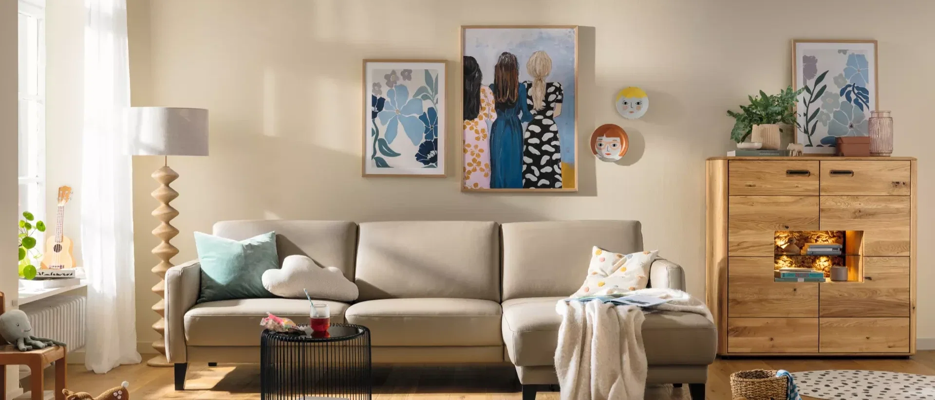 Gemütliches Wohnzimmer mit hellem Sofa, Holzmöbeln und warmem Licht – Beispiel für den einladenden, natürlichen Nurturer-Wohnstil.
