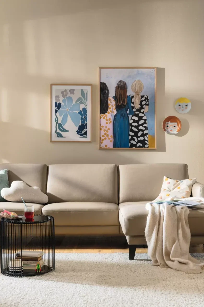 Gemütliches Wohnzimmer mit hellem Sofa, Holzmöbeln und warmem Licht – Beispiel für den einladenden, natürlichen Nurturer-Wohnstil.