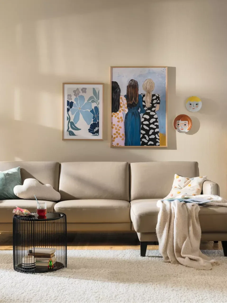 Gemütliches Wohnzimmer mit hellem Sofa, Holzmöbeln und warmem Licht – Beispiel für den einladenden, natürlichen Nurturer-Wohnstil.