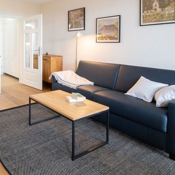 Wohnzimmer-1, Sofa an Wand,