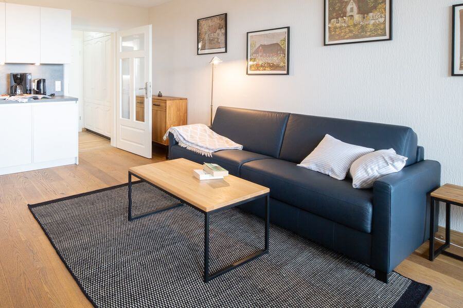 Wohnzimmer-1, Sofa an Wand,