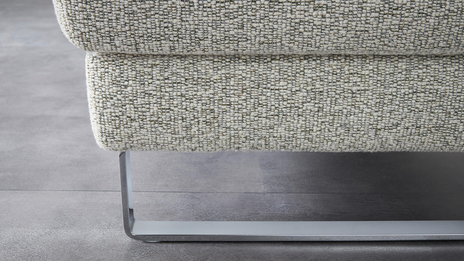 Ecksofa Valera von Global Comfort mit Longchair, hochwertigem Stoffbezug in Limone oder Natur, schwarzem Kufengestell und optionaler Relaxfunktion als stilvoller Mittelpunkt eines modernen Wohnzimmers.