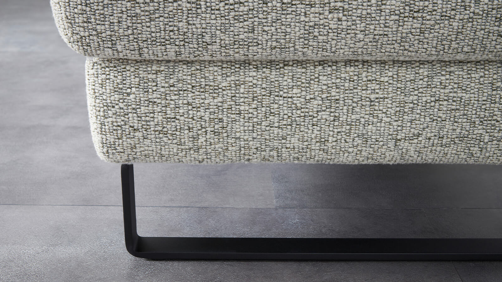Ecksofa Valera von Global Comfort mit Longchair, hochwertigem Stoffbezug in Limone oder Natur, schwarzem Kufengestell und optionaler Relaxfunktion als stilvoller Mittelpunkt eines modernen Wohnzimmers.