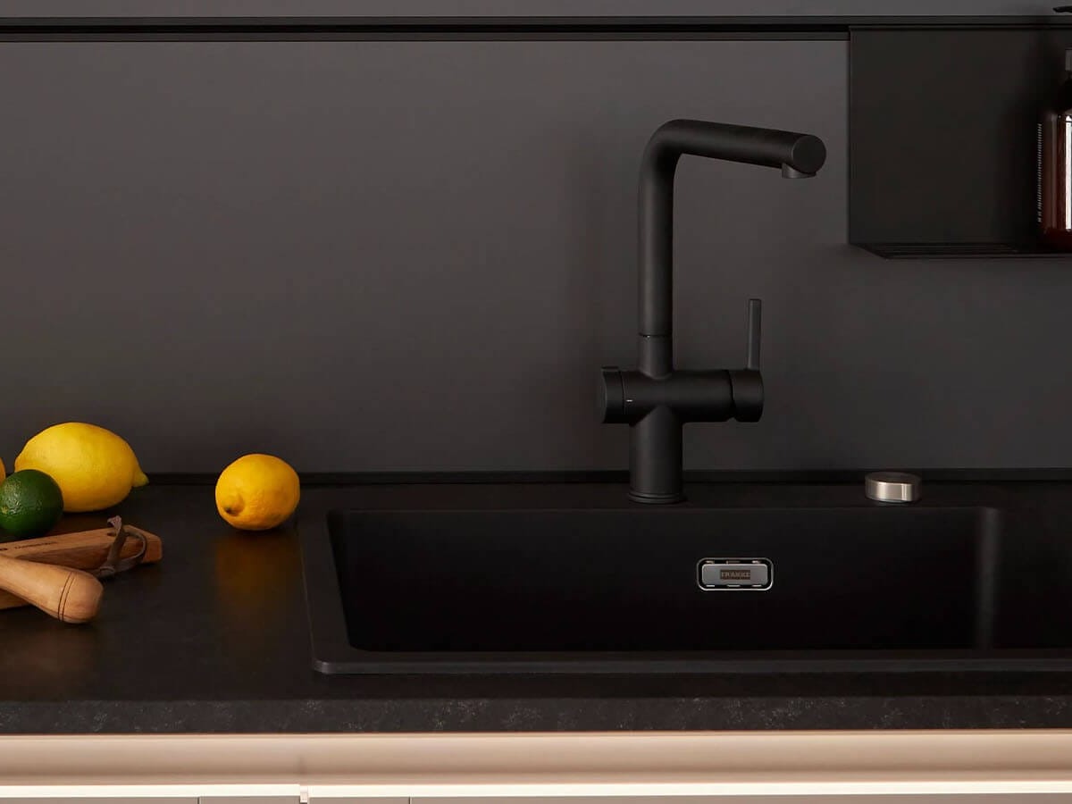 Nahaufnahme eines schwarzen, matten Wasserhahns aus Metall mit elegantem, minimalistischem Design.