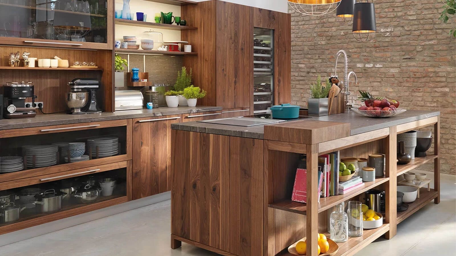 Moderne Loftk&uuml;che aus dunklem Holz mit klaren Linien, offenem Raumgef&uuml;hl und industriellen Elementen.