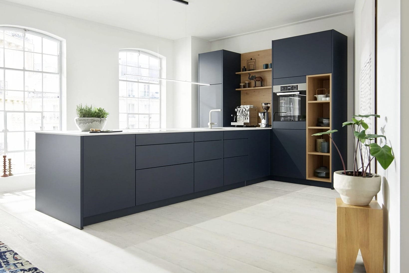 Contur® 54.160 Küchenzeile in Tiefblau Samtmatt mit modernen Miele-Geräten und stilvollem Design