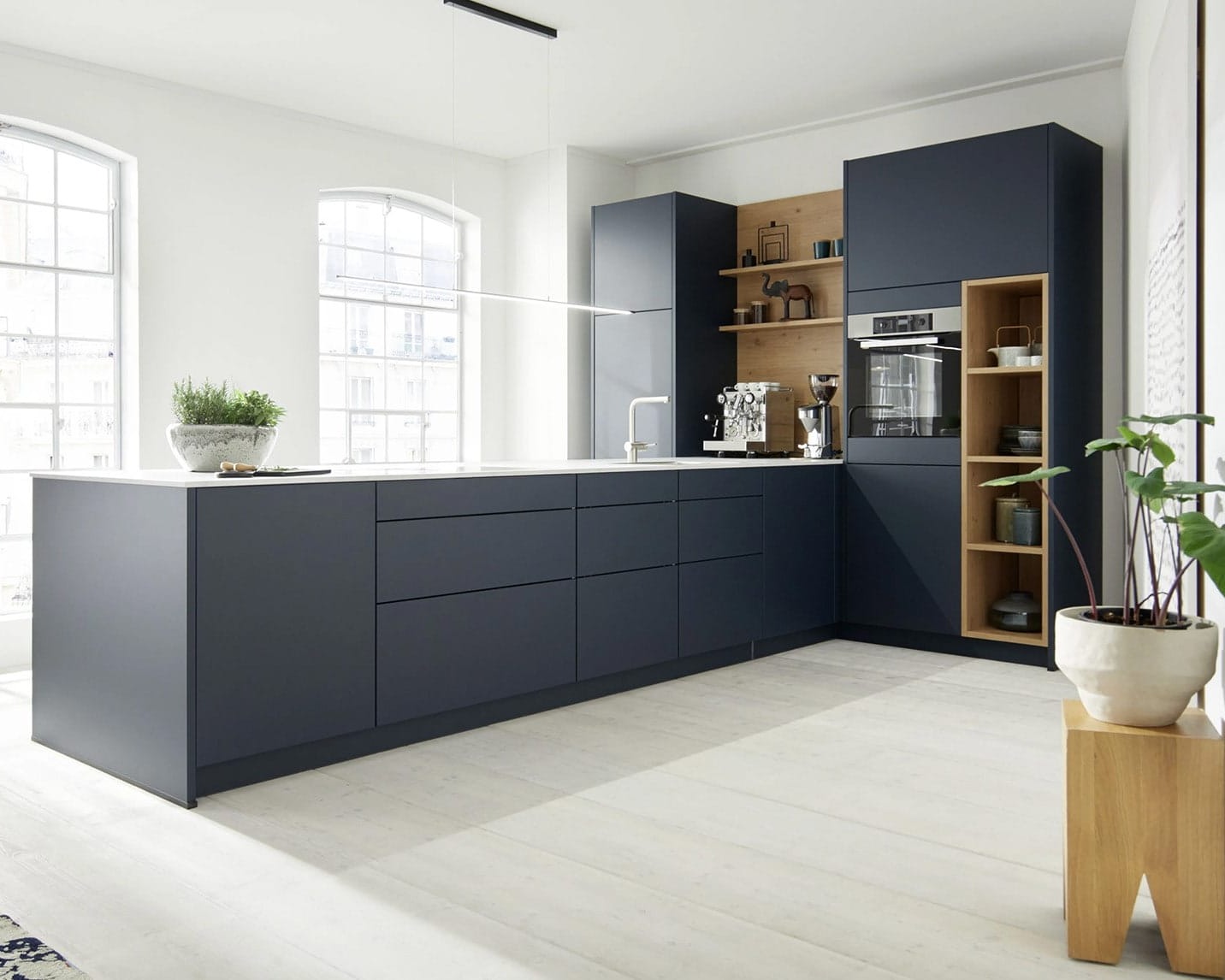 Contur® 54.160 Küchenzeile in Tiefblau Samtmatt mit modernen Miele-Geräten und stilvollem Design