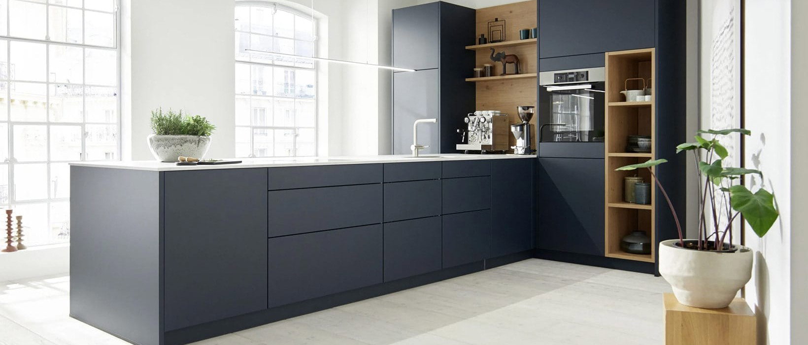 Contur® 54.160 Küchenzeile in Tiefblau Samtmatt mit modernen Miele-Geräten und stilvollem Design