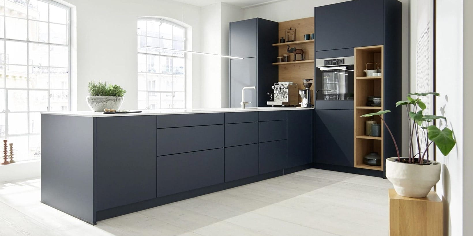 Contur® 54.160 Küchenzeile in Tiefblau Samtmatt mit modernen Miele-Geräten und stilvollem Design