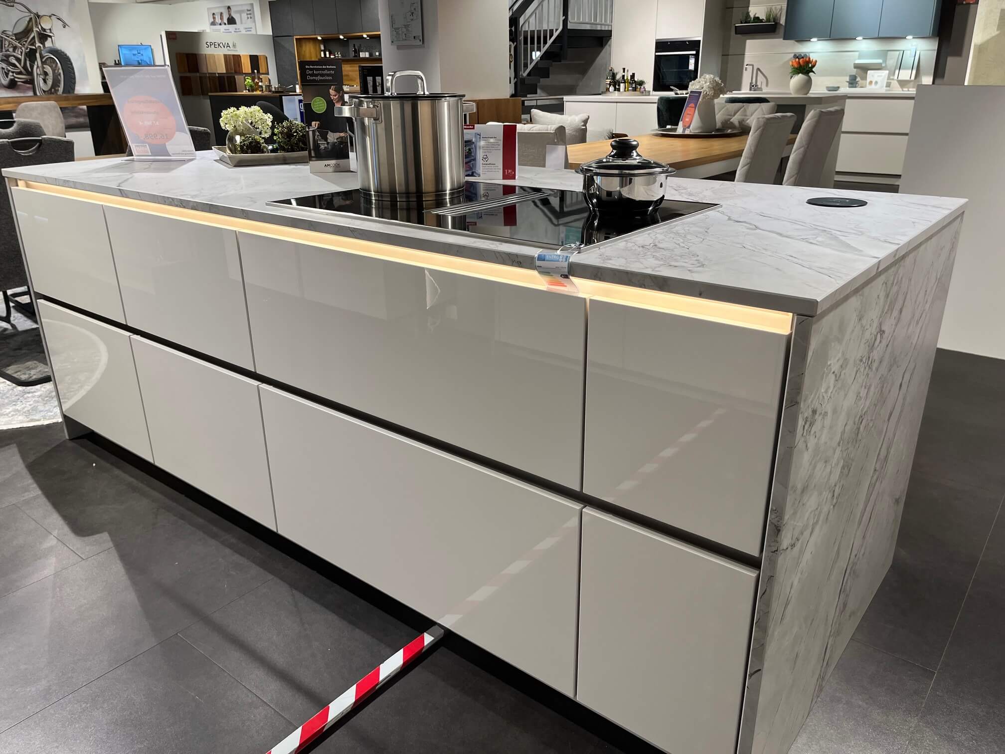 Musterküche Global Koje 602 mit Kochinsel – Bild 7