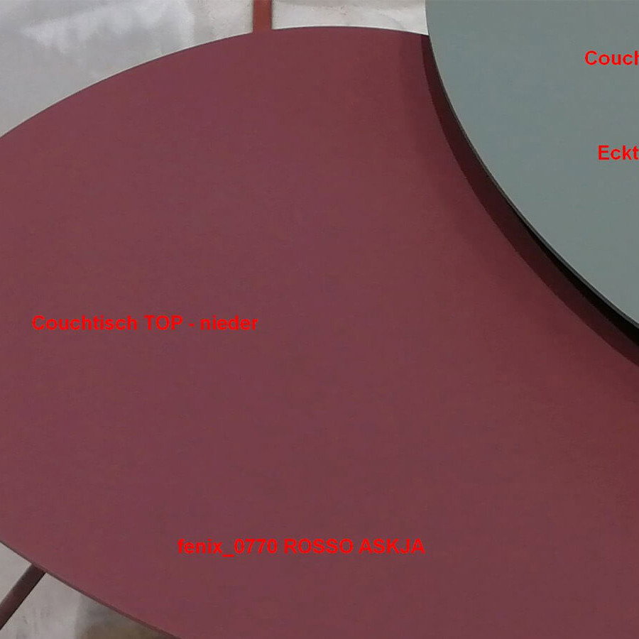 Couchtisch Fano mit zwei Tischplatten in unterschiedlichen Höhen, eine in Fenix Rosso Askja und eine in Hellgrau