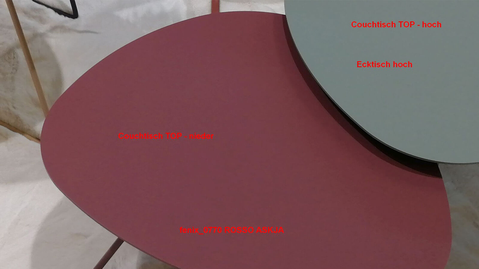 Couchtisch Fano mit zwei Tischplatten in unterschiedlichen Höhen, eine in Fenix Rosso Askja und eine in Hellgrau