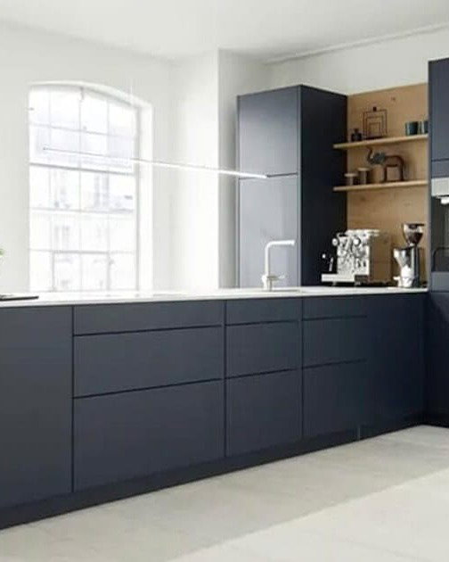Contur® 54.160 Küchenzeile in Tiefblau Samtmatt mit modernen Miele-Geräten und stilvollem Design