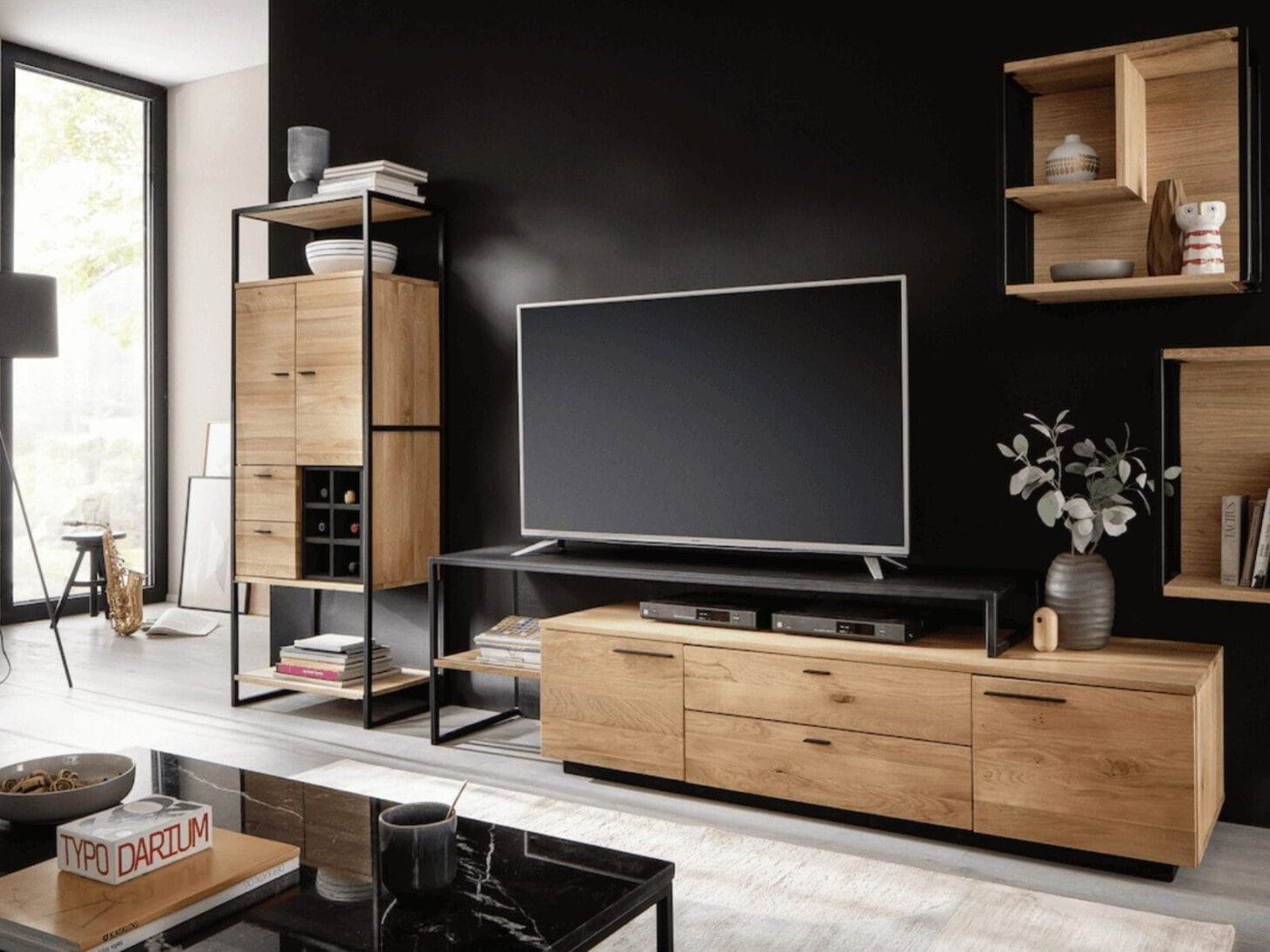 TV-Board „Kai“ aus massiver Eiche mit schwarzem Metallgestell, passend für eine optimale Fernseher-Platzierung im Wohnzimmer.