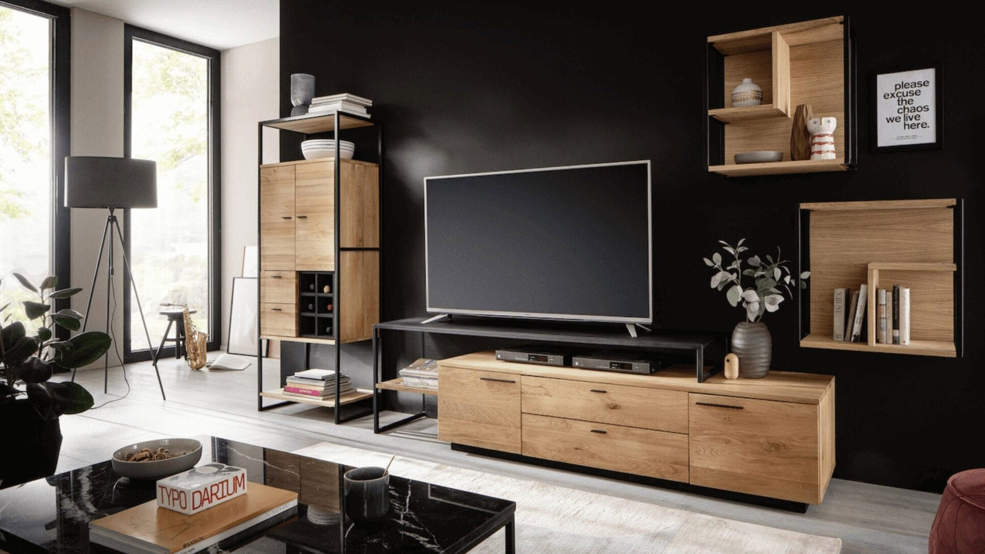 TV-Board „Kai“ aus massiver Eiche mit schwarzem Metallgestell, passend für eine optimale Fernseher-Platzierung im Wohnzimmer.