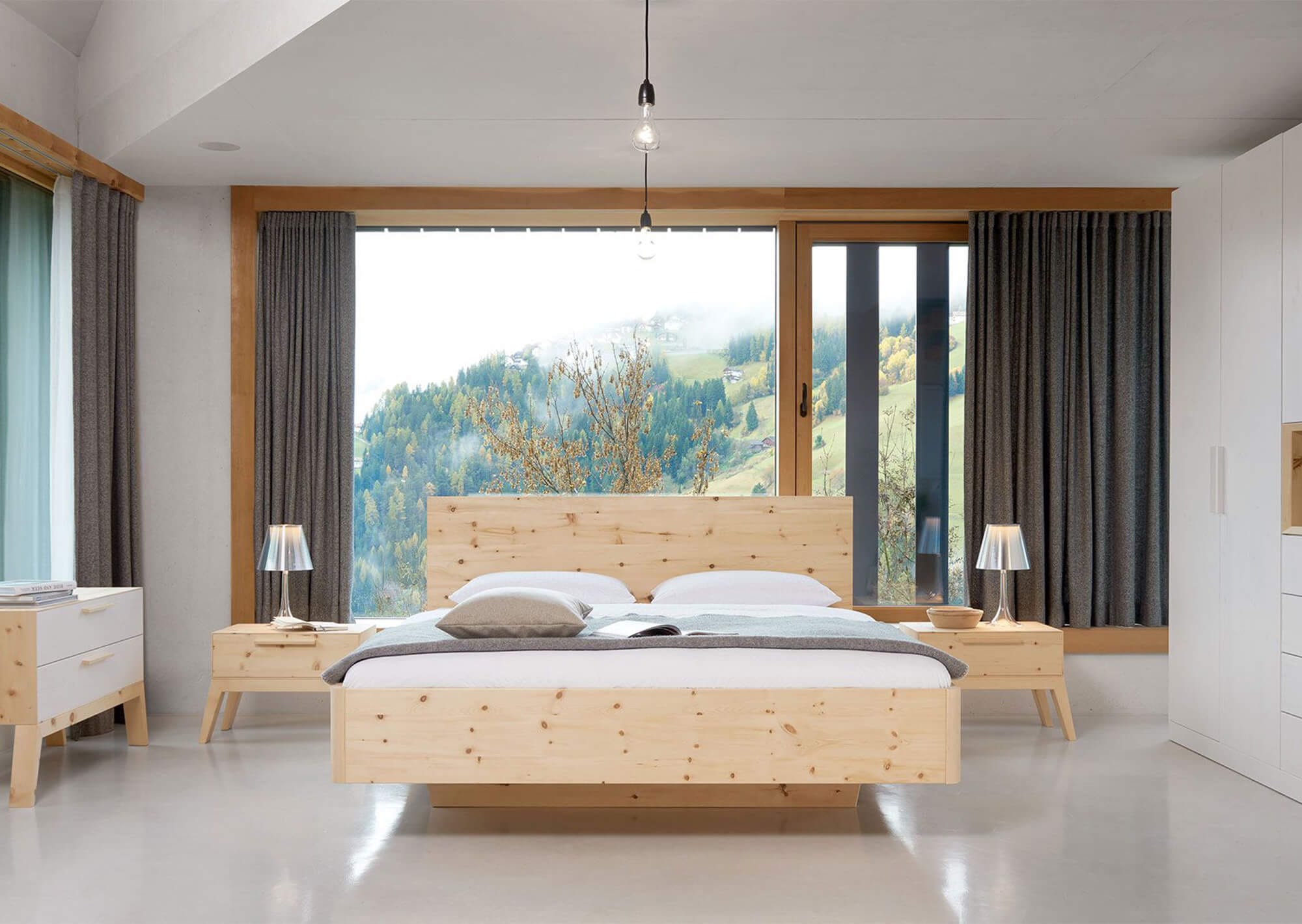 Massivholzbett von Gaderform, Teil der Schlafzimmerm&ouml;bel, aus nat&uuml;rlichem Holz gefertigt