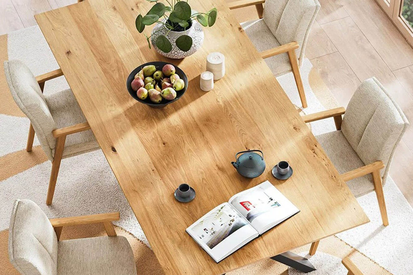 Esstisch Flore aus massiver Wildeiche, natur ge&ouml;lt &ndash; moderner Holztisch f&uuml;r nat&uuml;rliches Wohnen und stilvolles Esszimmerdesign.