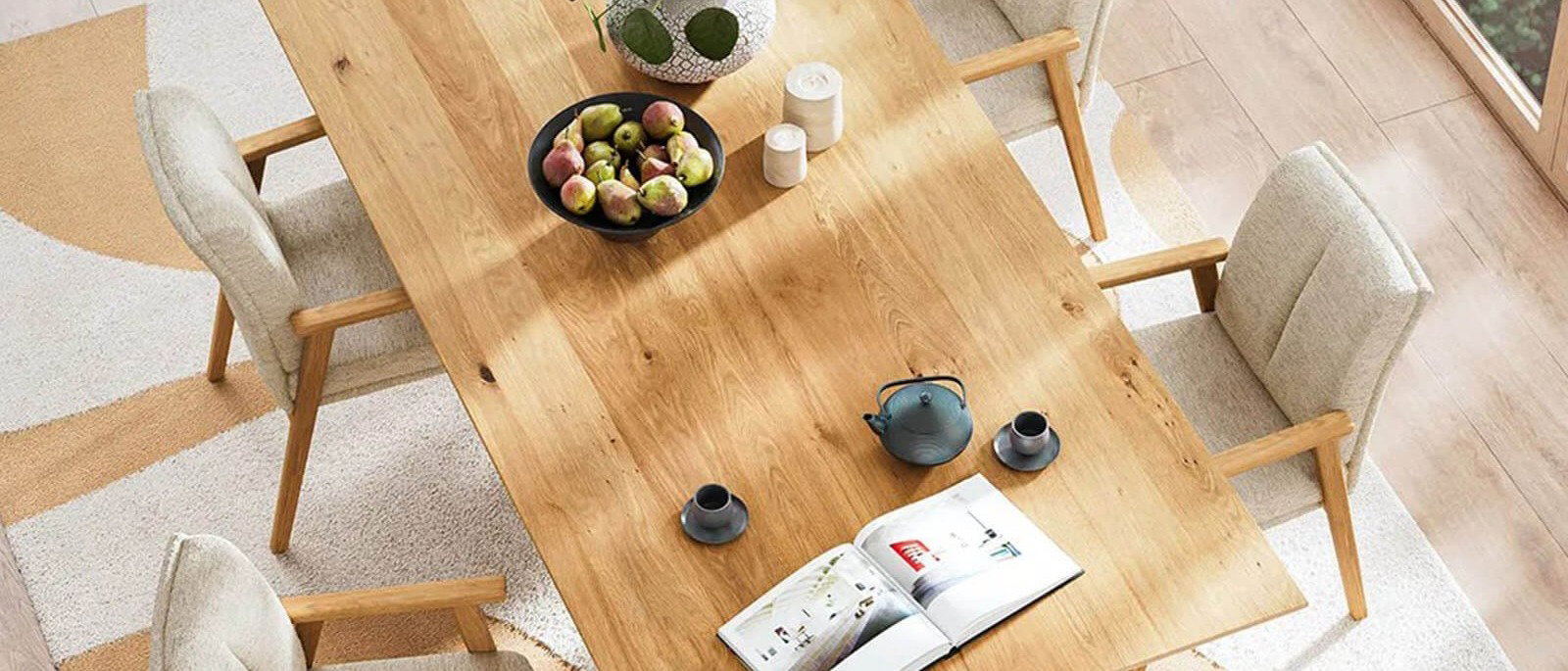 Esstisch Flore aus massiver Wildeiche, natur geölt – moderner Holztisch für natürliches Wohnen und stilvolles Esszimmerdesign.