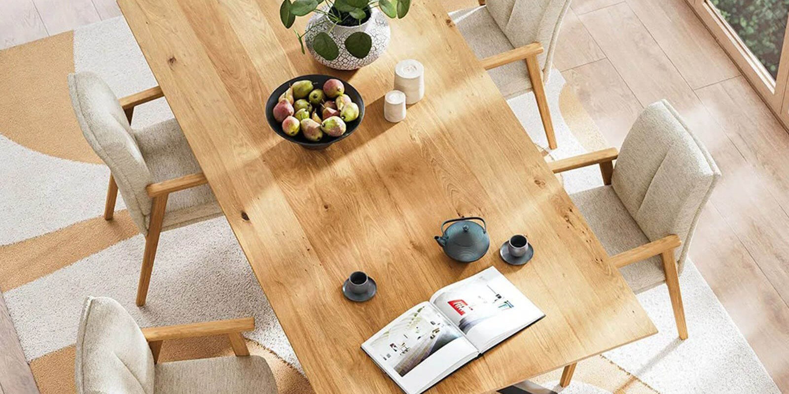 Esstisch Flore aus massiver Wildeiche, natur geölt – moderner Holztisch für natürliches Wohnen und stilvolles Esszimmerdesign.