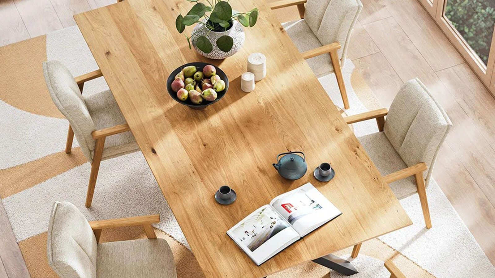 Esstisch Flore aus massiver Wildeiche, natur geölt – moderner Holztisch für natürliches Wohnen und stilvolles Esszimmerdesign.