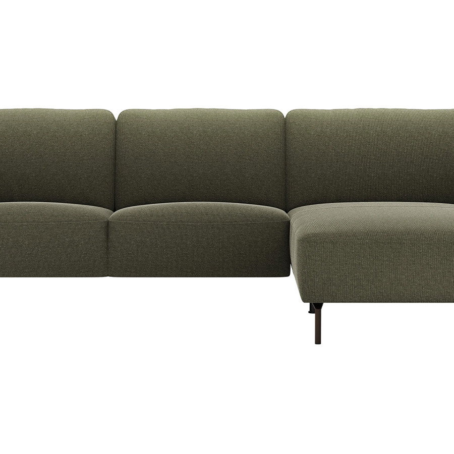 Ecksofa Leona als 3-Sitzer mit Longchair rechts in Braugrün – modernes Stoffsofa mit großzügiger Sitzfläche, hohem Komfort und verschiedenen Ausführungen für individuelles Wohnen