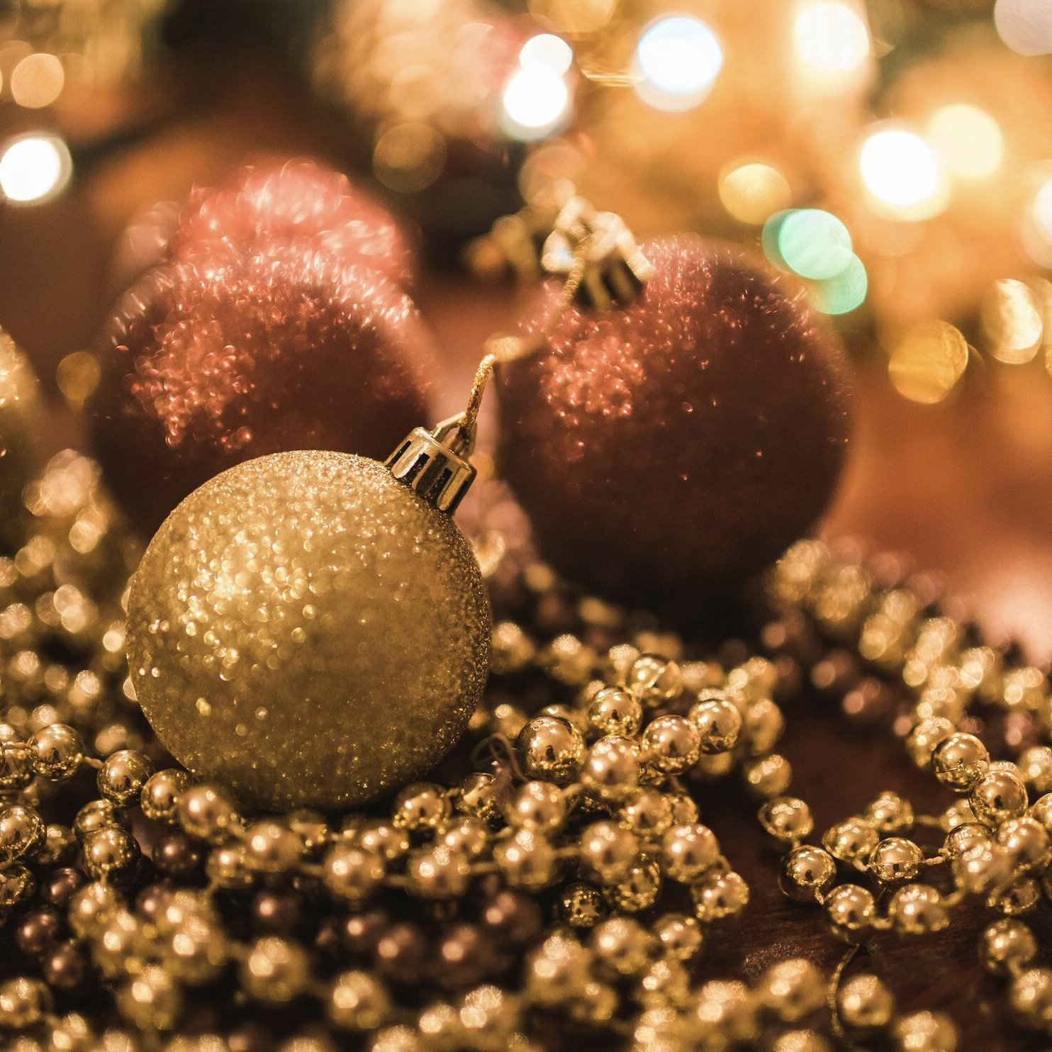Weihnachtskugeln, zu viel Deko wirft überladen