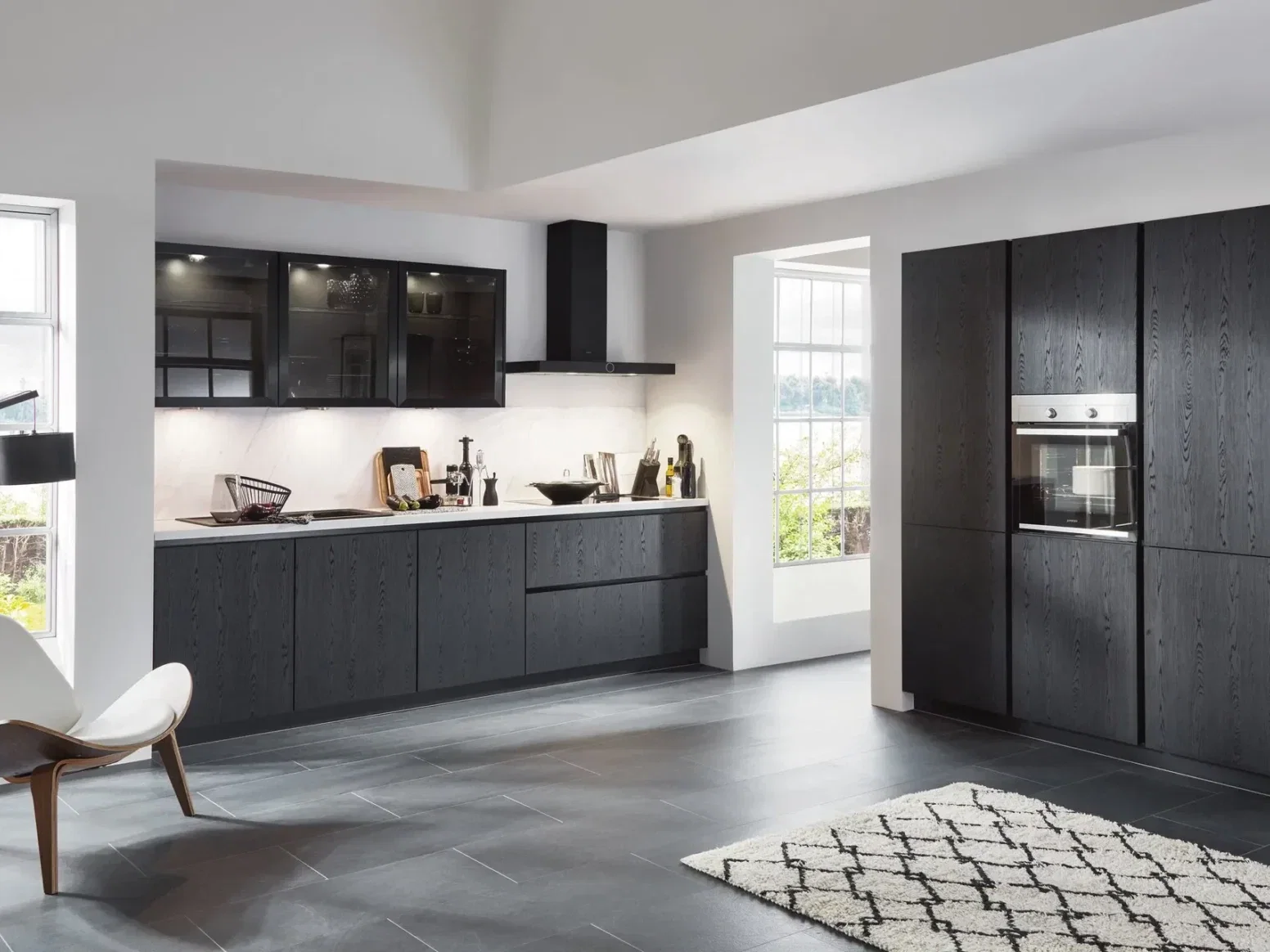 Schwarze nobilia Structura Winkelküche mit weißer Arbeitsplatte und Glas-Hängeschränken
