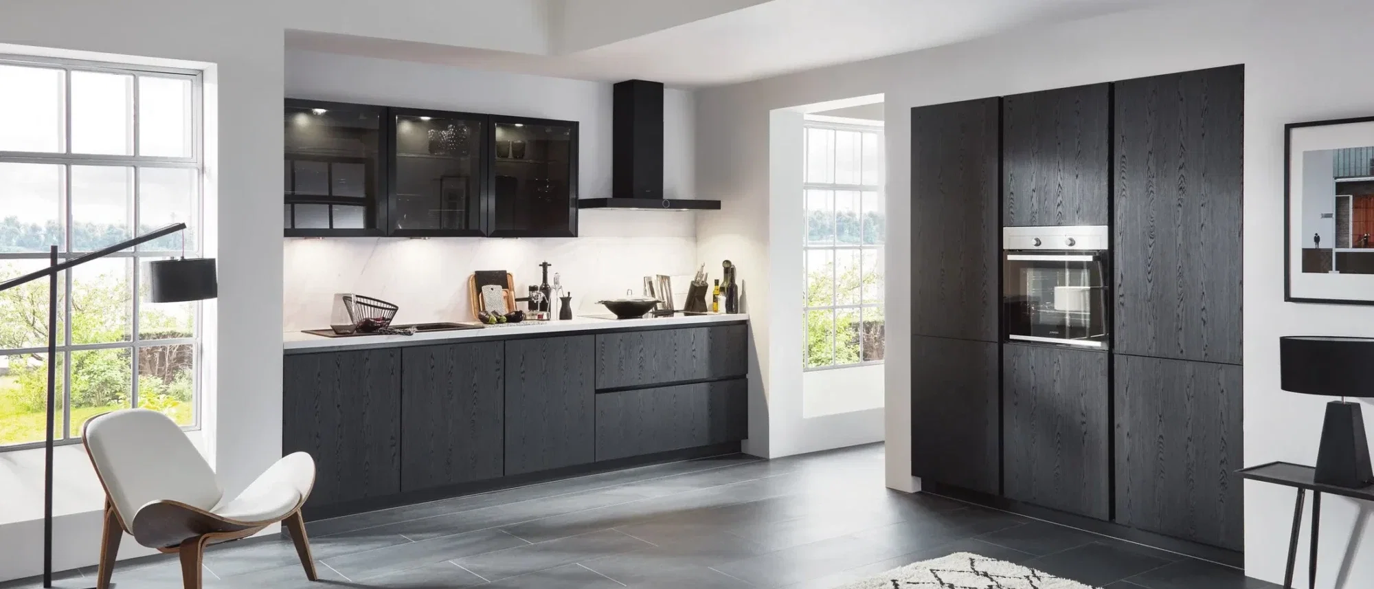 Schwarze nobilia Structura Winkelküche mit weißer Arbeitsplatte und Glas-Hängeschränken