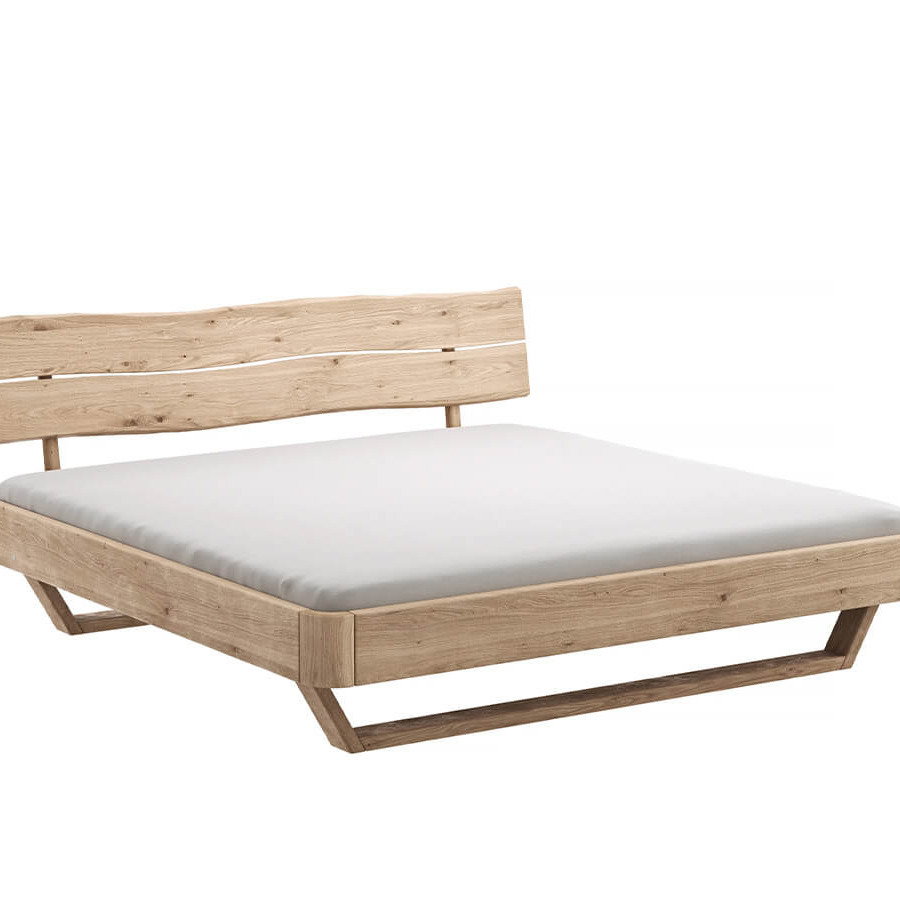 Bettgestell aus Wildeiche bianco mit sandgestrahlter Oberfläche und Baumkanten-Kopfteil im natürlichen Design.